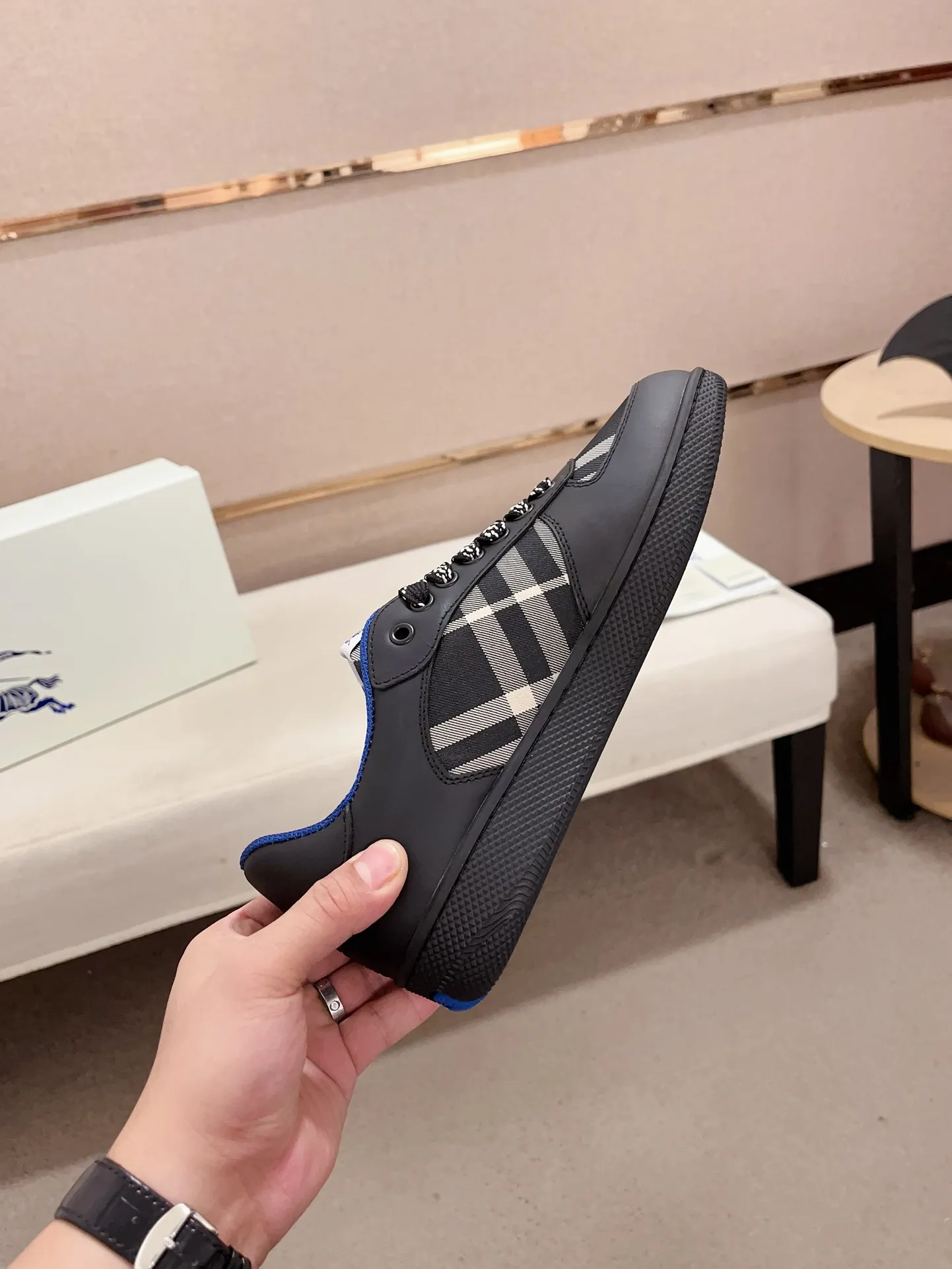 Men's shoes💰: 620💰Top version🥳◾️▫️The new Burberry men's classic low-top sneakers are reinterpreted with Vintage retro plaid cotton material and calfskin, decorated with a new brand logo. First-layer cowhide lining, embossed Burberry logo on the heel, and original TPU outsole! Code number: 38-45. Women's sizes and 46 can be customized.